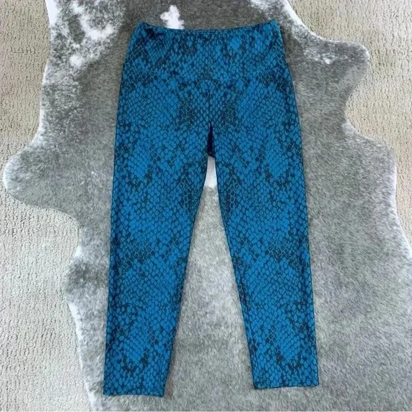 Goldsheep Snake Print Crop Leggings - Picture 3 of 13